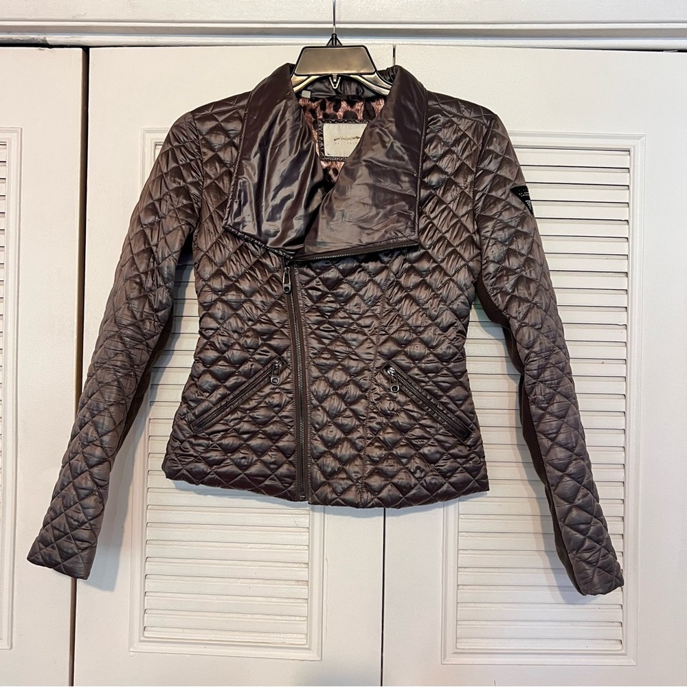Guess Los Angeles Elegant Quilted Puffer Jacket in Khaki Color